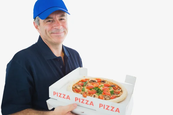 Gelukkig levering man bedrijf pizza — Stockfoto