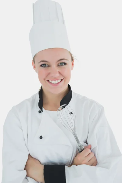 Шеф-кухар тримає дротяну щітку — стокове фото