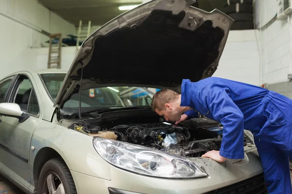 Mechanic werken onder auto motorkap — Stockfoto