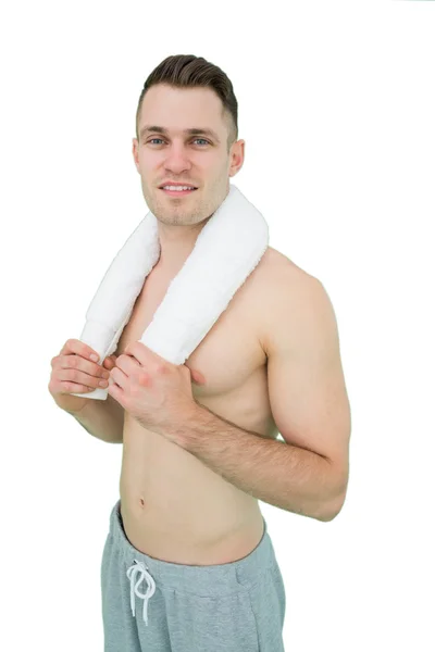 Retrato de homem feliz segurando toalha em torno do pescoço — Fotografia de Stock