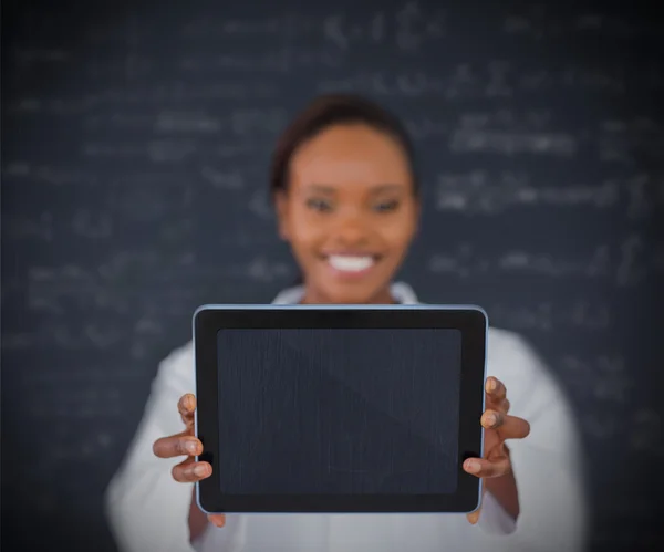 Bir tablet holding iş kadını gülümseyen — Stok fotoğraf