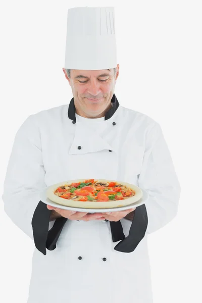 Glücklicher Koch mit Pizza — Stockfoto