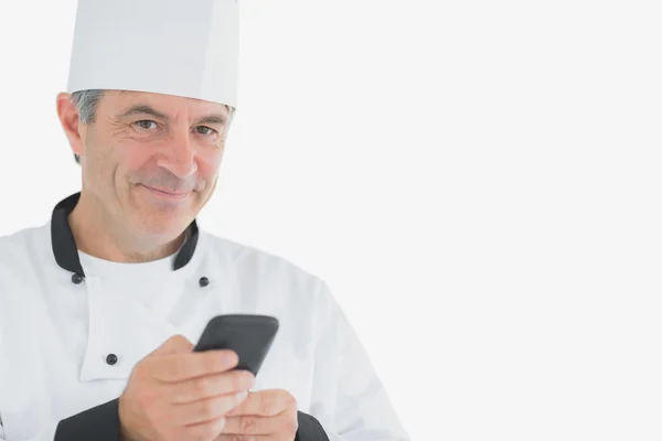 Шеф-повар держит мобильный телефон — стоковое фото