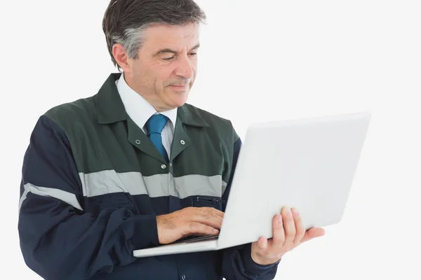 Reparatör i overaller med laptop — Stockfoto
