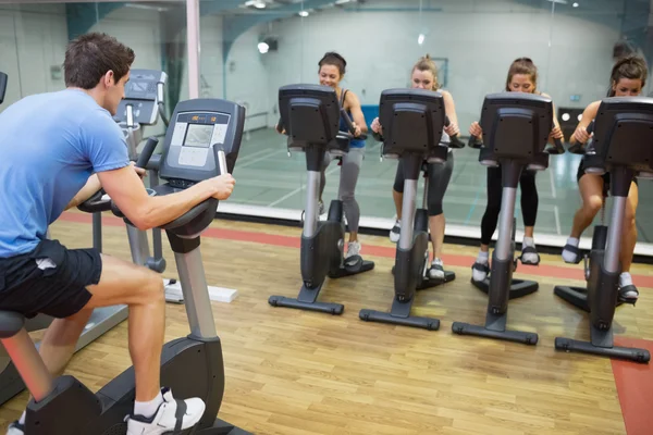 Male instructor teaches spinning class — Stock Photo, Image