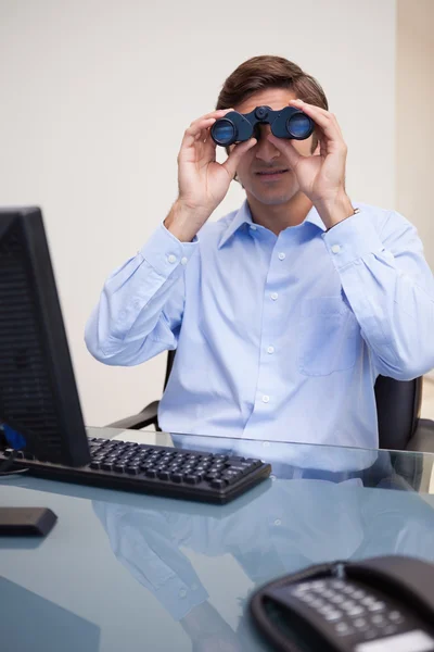 Hombre de negocios mirando a través de prismáticos — Foto de Stock