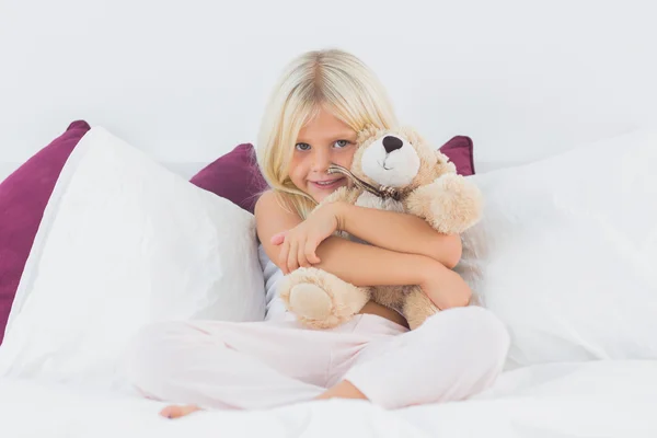 Kislány átfogó ő medve plüss — Stock Fotó