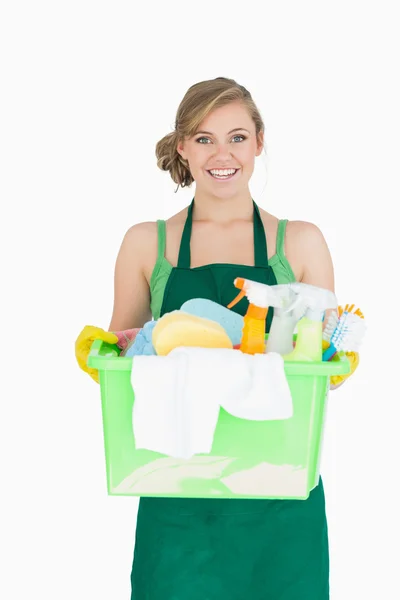 Retrato de jovem empregada transportando suprimentos de limpeza — Fotografia de Stock