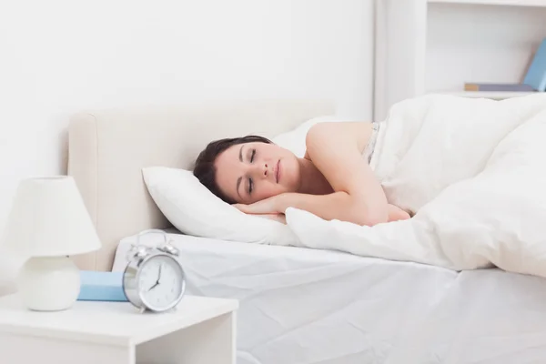 Mujer joven en la cama — Foto de Stock