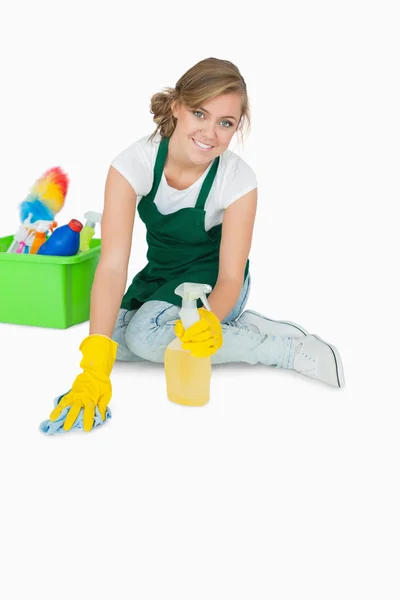 Πορτρέτο του νεαρή υπηρέτρια καθαρίζοντας πάτωμα — Φωτογραφία Αρχείου