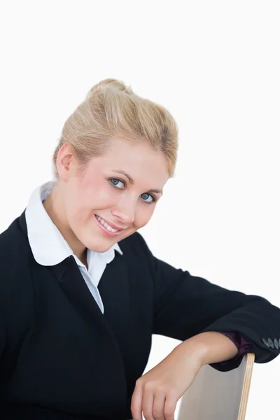 Retrato de sorridente jovem empresária — Fotografia de Stock