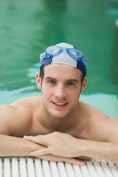 Homem feliz na piscina — Fotografia de Stock