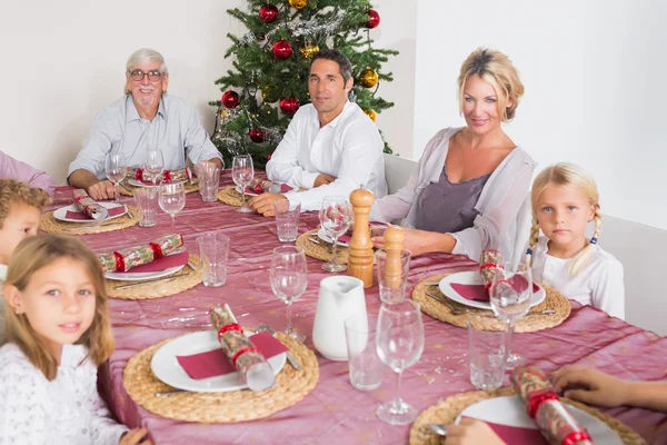 Lachende familie aan tafel — Stockfoto