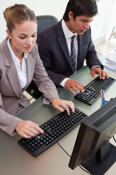 Collega's computers gebruiken in office — Stockfoto