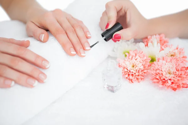 Frau trägt Nagellack auf Fingernägel auf — Stockfoto