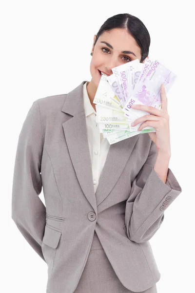 Retrato de una mujer de negocios feliz sosteniendo billetes abanicados —  Fotos de Stock