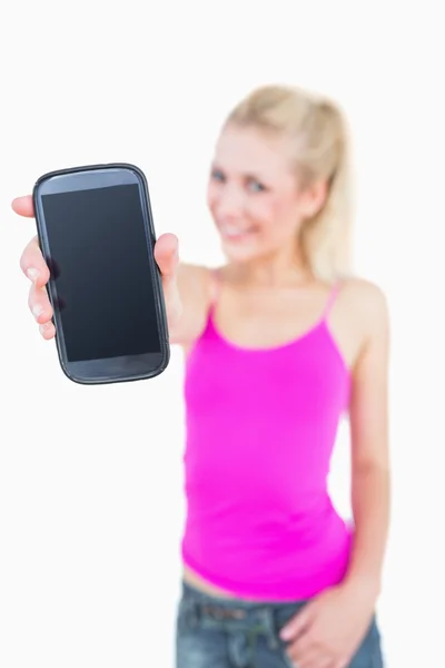 Retrato de mujer joven casual que le muestra su nuevo teléfono inteligente —  Fotos de Stock