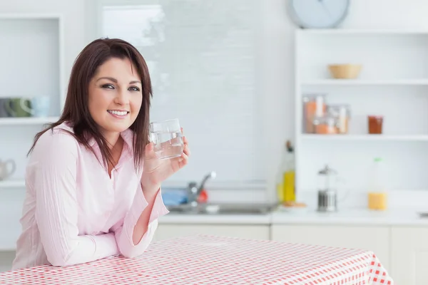 Giovane donna con bicchiere d'acqua — Foto Stock