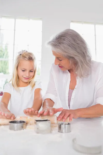 Nieta haciendo galletas con su abuela — Foto de Stock