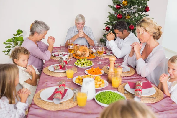 Família dizendo graça antes do jantar de Natal — Fotografia de Stock