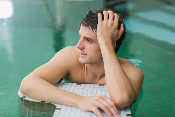 Homme relaxant dans la piscine — Photo