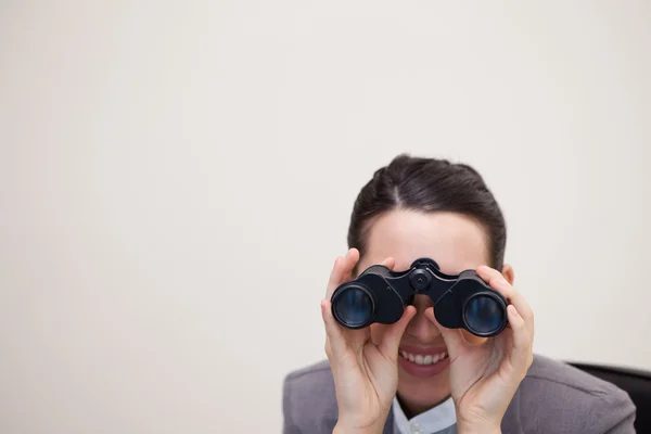 Zakenvrouw op zoek door middel van verrekijkers — Stockfoto