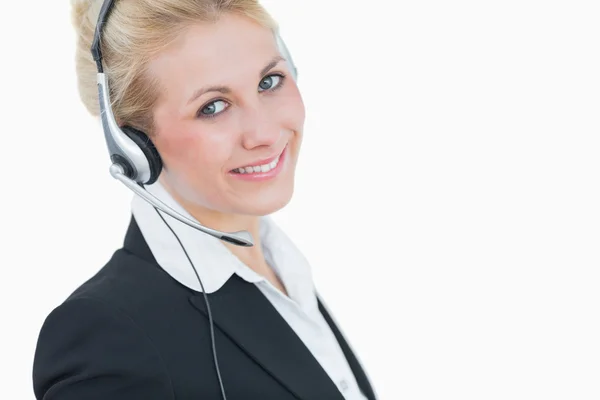 Retrato de cerca de una joven mujer de negocios con auriculares — Foto de Stock