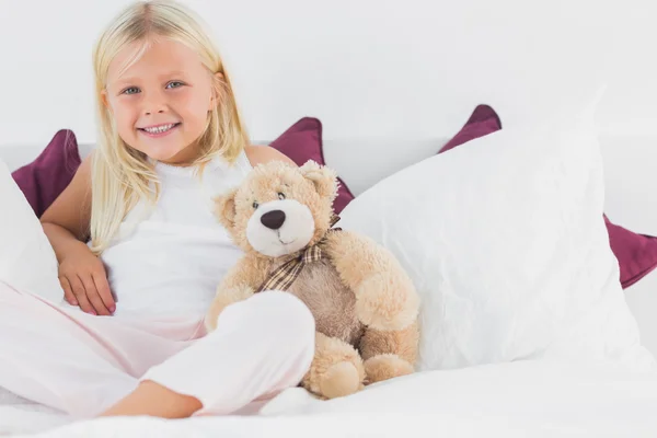 Onun oyuncak ayı oturan küçük kız — Stok fotoğraf
