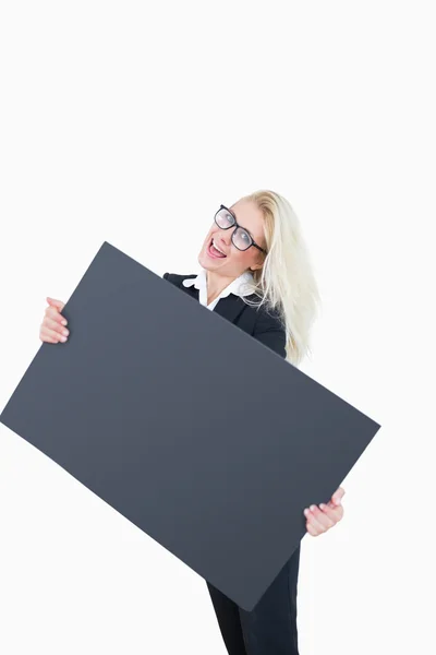 Retrato de mulher de negócios alegre segurando banner vazio — Fotografia de Stock