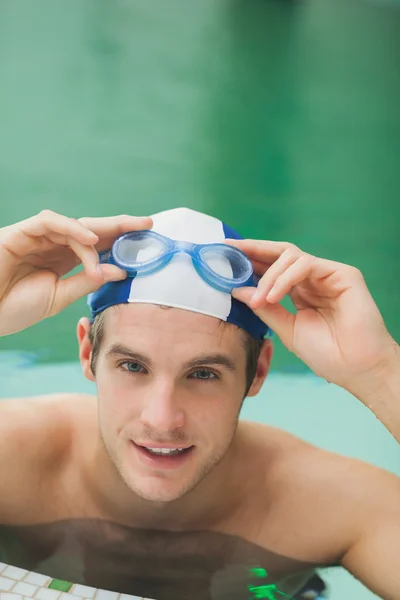 Glimlachende man opstijgen bril — Stockfoto