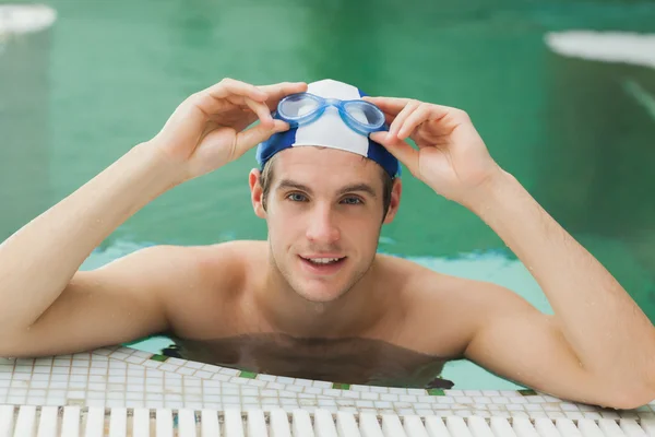 Man opstijgen zijn Zwemmen goggles — Stockfoto