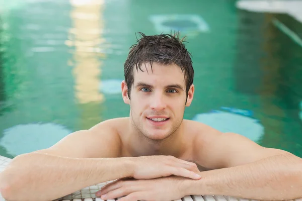 Uomo sorridente in piscina — Foto Stock