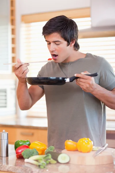 Young man cooking in the kitchen — Stock Photo, Image