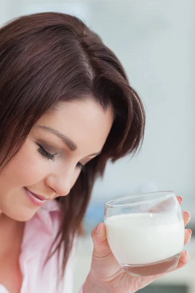 Giovane donna con bicchiere di latte — Foto Stock
