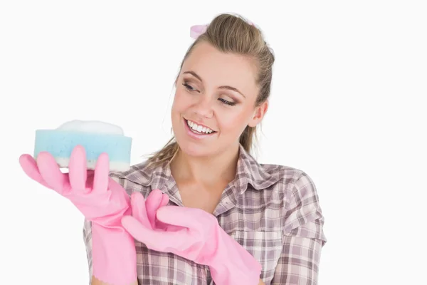 Sonriente joven sosteniendo jabón suds sobre esponja — Foto de Stock