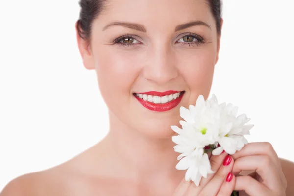 Primer plano de la joven mujer sosteniendo la flor —  Fotos de Stock