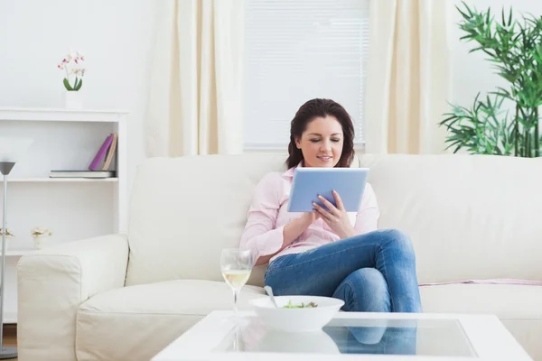 Mujer casual usando tableta digital en casa —  Fotos de Stock