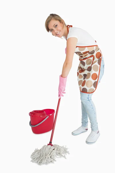 Retrato de jovem empregada esfregando chão — Fotografia de Stock