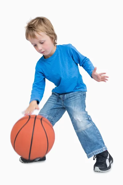 Junger beiläufiger Junge spielt Basketball — Stockfoto