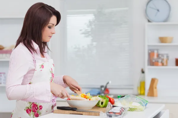 Mujer preparando ensalada en la cocina —  Fotos de Stock