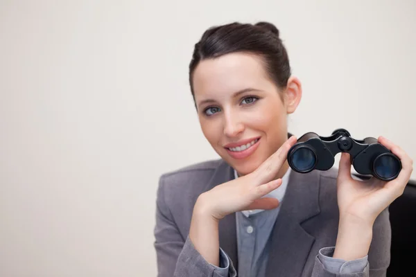 Portrait of business woman with binoculars smiling — Stock Photo, Image