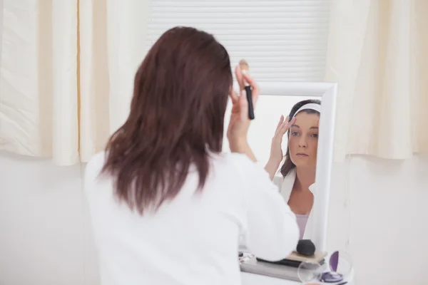 Ung kvinna sätta på make-up — Stockfoto