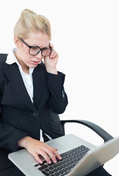 Worried young businesswoman using laptop — Stock Photo, Image