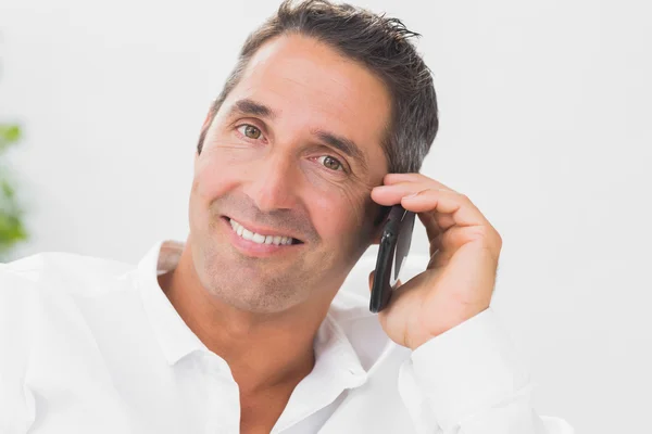 Smiling man phoning — Stock Photo, Image