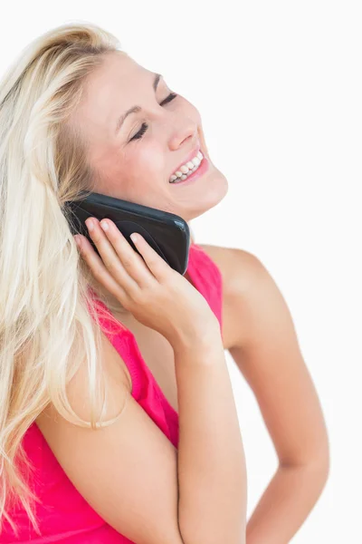 Glad casual ung kvinna med hjälp av mobiltelefon — Stockfoto