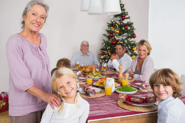 Großmutter und Enkelin am Esstisch — Stockfoto