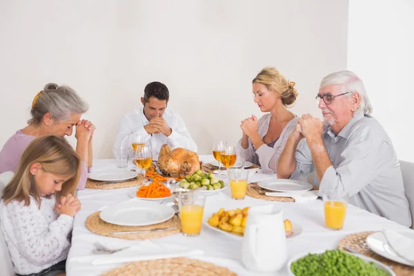 Famiglia che dice grazie prima di mangiare un tacchino — Foto Stock