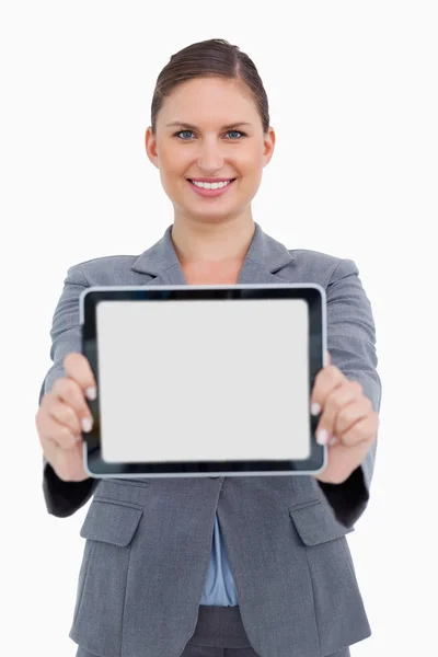 Портрет усміхненої бізнес-леді, що тримає цифровий планшет — стокове фото