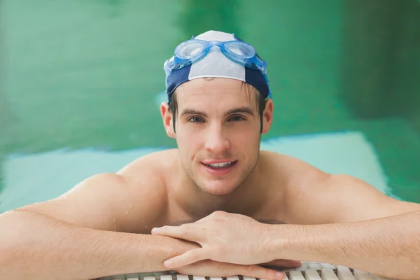 Yüzme havuzunda mutlu bir adam — Stok fotoğraf