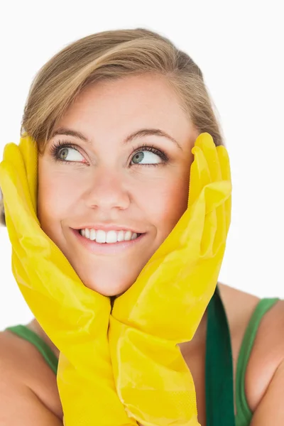 Close-up van lachende jonge meid met gele handschoenen — Stockfoto